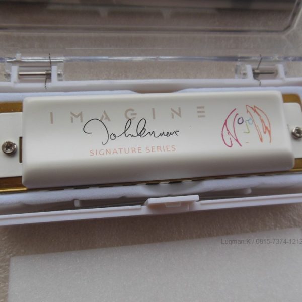 Harmonica Diatonic Hohner Signature John Lennon dengan piringan penutup berwarna putih cerah, pack yang stylish dan sisir acrylic yang jernih dari Jerman.