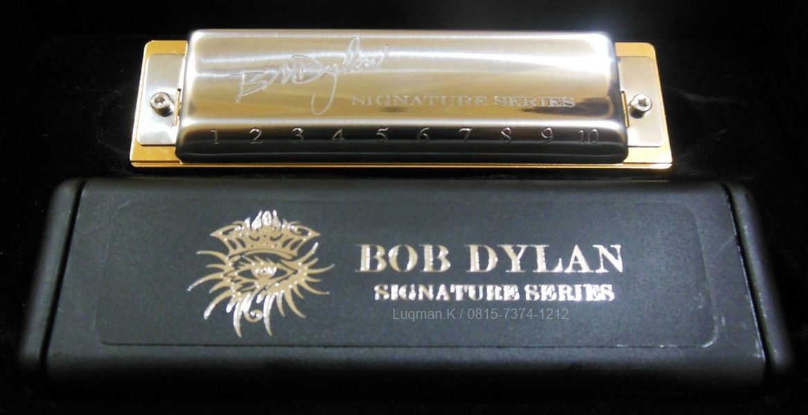 Harmonica Diatonic Hohner Signature Bob Dylan piringan penutup khas Bob Dylan, logo "Eye" Dylan, dan dilengkapi dengan foto Dylan di dalam penutupnya.
