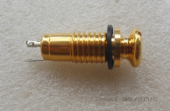 Jack Switchcraft Acoustic Endpin Gold dapat digunakan bersamaan dengan pickup pasif, preamp aktif, dan alat elektronik lainnya. Dengan desain tiga konduktor
