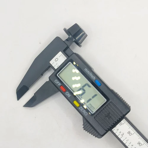 Knob-Jazz-Bass-Little-Black-1.3